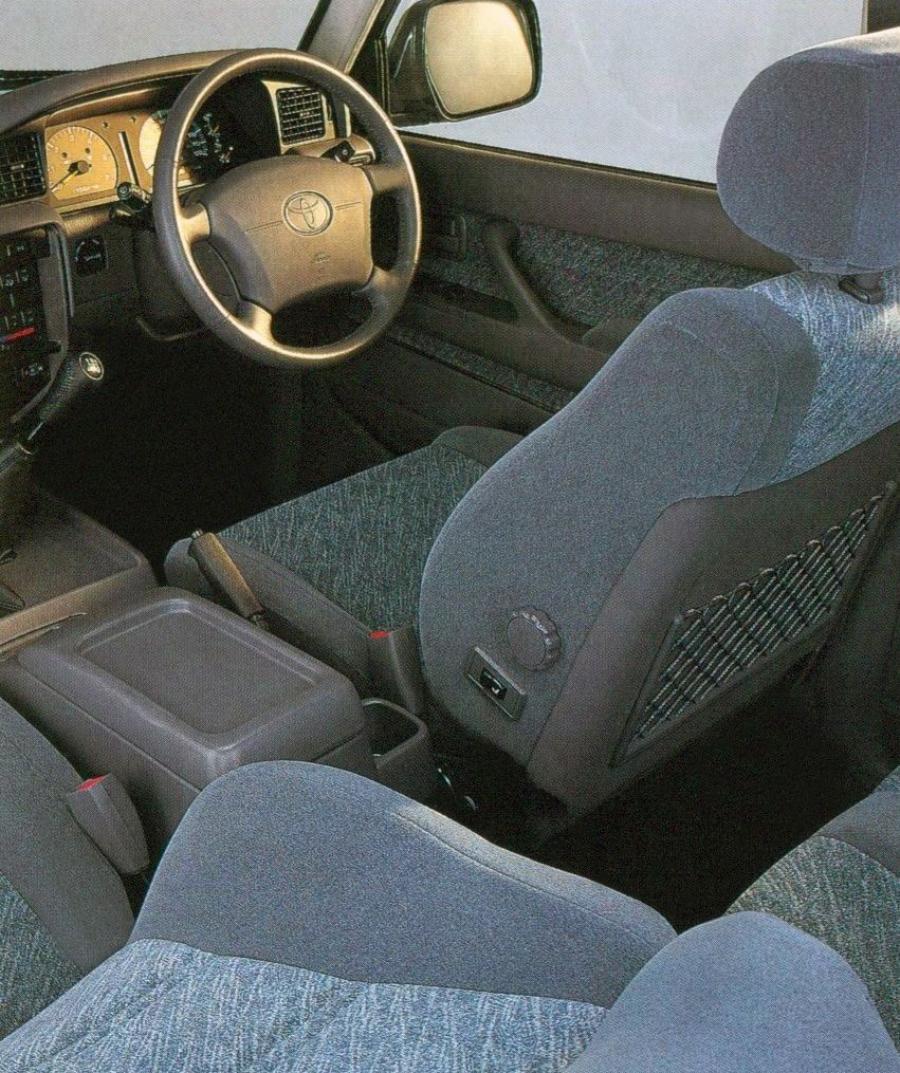 Интерьер Toyota Land Cruiser Amazon GS (HDJ81V) 1995 года  (UK) (фото 3 из 3)